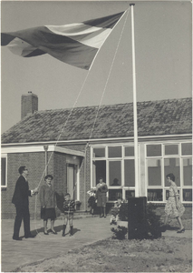 foto-16056 Officiële opening kleuterschool aan de Schoolstraat te Sijbekarspel, 1964