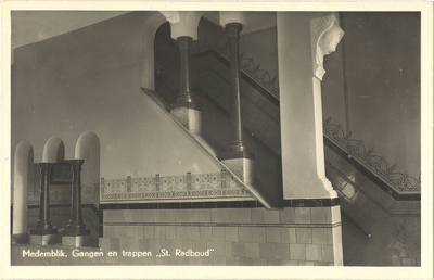 foto-16703 Medemblik. Gangen en trappen St. Radboud , 1945