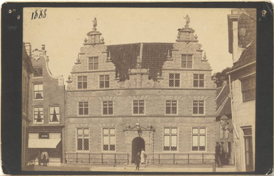 foto-16781 Dubbele trapgevel stadhuis van Hoorn aan de Nieuwstraat, 1888