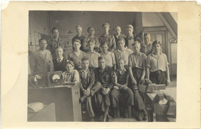 foto-17359 Leerlingen en onderwijzers van de Ambachtsschool te Hoorn, 1945