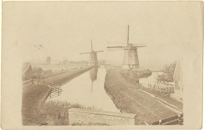 foto-17957 Grote molen en Kleine molen aan de Zuiderdijk, ca. 1900