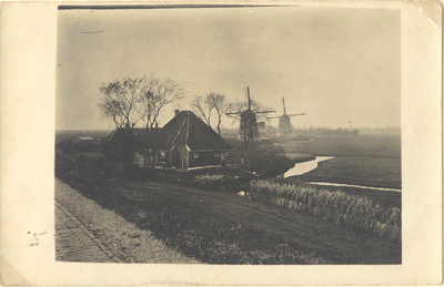 foto-18197 De twee watermolens welke hebben gestaan aan de Dijk, nabij Stengs en Beets, ca. 1920