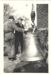 foto-18228 Plaatsing klok in de toren van de Ned.Herv. kerk te Hem op 6 Feb. 1948, 1948