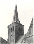 foto-18251 Herv. Kerk te Schellinkhout na de storm in 1953 : Daken van toren en kerk zagen er vreselijk uit, 1953