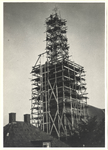 foto-18276 Herstel van de toren van de kerk te Schellinkhout : restauratie van de spits, 1953