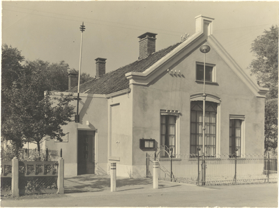 foto-18933 Venhuizen : gemeentehuis na de verbouwing in 1936, ca. 1940