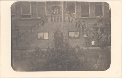 foto-21038 Gemeentebestuur en burgers van Medemblik poseren voor het stadhuis, 1924