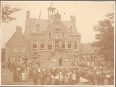 foto-21039 Gemeentebestuur en burgers van Medemblik poseren voor het stadhuis, 1924