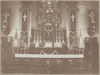 foto-22277 Altaar in de rooms-katholieke kerk Sint Bavo te Ursem, ca. 1920