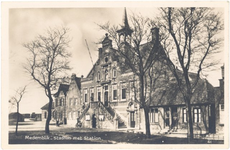 foto-23013 Medemblik - Stadhuis met Station, ca. 1930