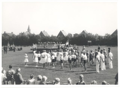 foto-24299 Officiële opening door Dr.ir. D.R. Mansholt van het gemeentelijk sportpark te Grootebroek, 1953
