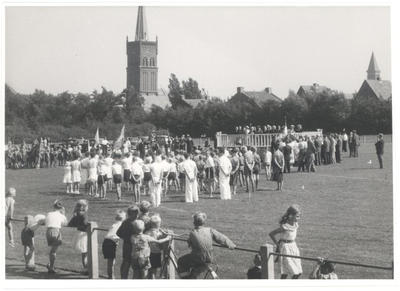 foto-24300 Officiële opening door Dr.ir. D.R. Mansholt van het gemeentelijk sportpark te Grootebroek, 1953