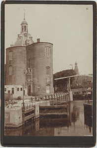 30197 Paktuinen met Drommedaris te Enkhuizen omstreeks 1900, 1900