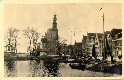 foto-3982 Hoorn, Binnenhaven met Hoofdtoren, 1945
