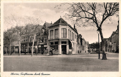 foto-4111 Hoorn, Turfhaven hoek Ramen, 1945