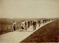 foto-496 Fietstocht Westerdijk buiten de Stad Hoorn, ca. 1910