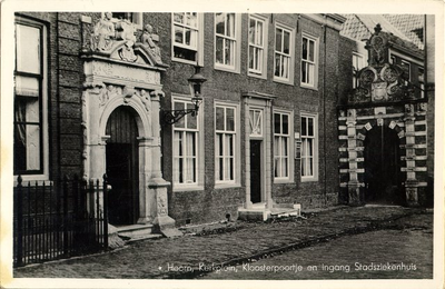foto-5347 Hoorn, Kerkplein, Kloosterpoortje en ingang Stadsziekenhuis, 1945
