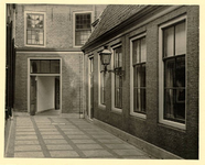 foto-5486 Binnenplaats stadhuis aan de Nieuwstraat te Hoorn, ca. 1930