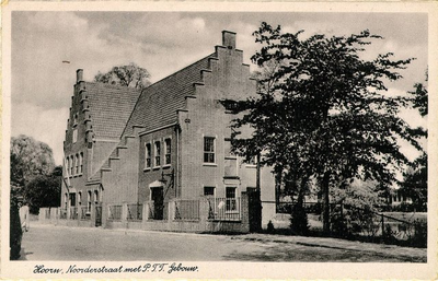 foto-5540 Hoorn : Noorderstraat met PTT Gebouw, 1945