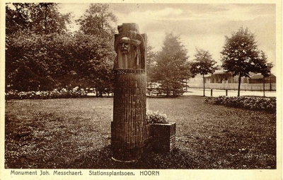foto-5545 Monument Joh. Messchaert : Stationsplantsoen : Hoorn, ca. 1930