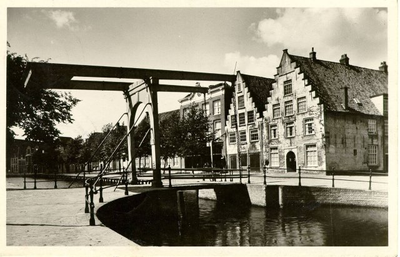 foto-5550 Hoorn : Onder de Boompjes met pakhuizen van de Oostindische Compagnie, 1945