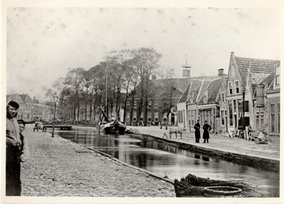 foto-5709 Turfhaven met Sint Pietershof, ca. 1880