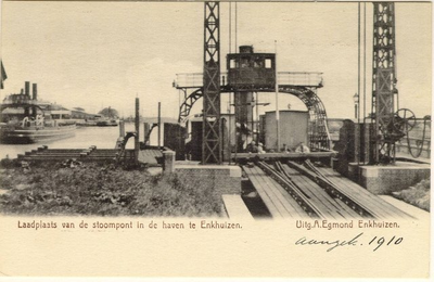 foto-5758 Laadplaats van de stoompont in de haven te Enkhuizen, 1900