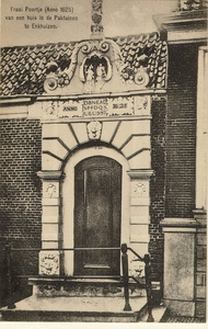 foto-5761 Fraai Poortje (Anno 1625) van een huis in de Paktuinen te Enkhuizen, 1900