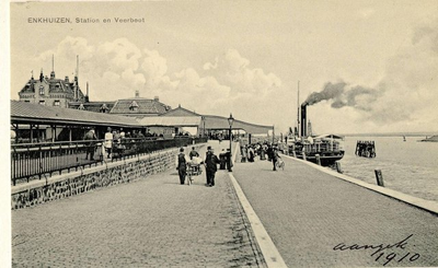 foto-5813 Enkhuizen, Station en Veerboot, ca. 1900