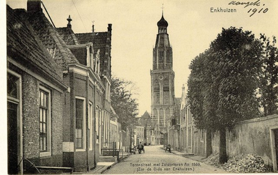 foto-5823 Torenstraat met Zuidertoren Ao. 1559, (Zie de Gids van Enkhuizen), ca. 1900