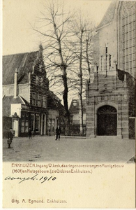 foto-5840 Enkhuizen : Ingang W.kerk, daartegenover vroegere Muntgebouw (1601) en Nutsgebouw (zie Gids van Enkhuizen), ...