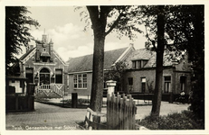 foto-7357 Twisk, Gemeentehuis met school, 1945