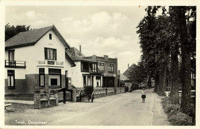 foto-7382 Twisk, Dorpsstraat, 1945