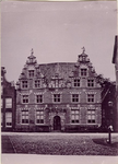 foto-81 Nieuwstraat, stadhuis, ramen van glas-in-lood voorzien en lantaarn boven de deur verwijderd in 1905, ca. 1883