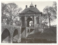 foto-8186 Koepoort met Koepoortsbrug vanuit het westen, ca. 1930