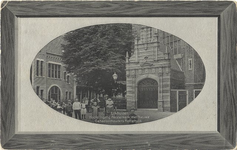 foto-8217 Enkhuizen. Hoofd Ingang Westerkerk met Nieuwe Geheelonthouders Koffiehuis, ca. 1910