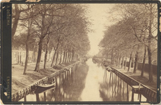 foto-8232 Enkhuizen : Oude Gracht omstreeks 1900, met op de achtergrond de Oude Gouwsboom, 1900?