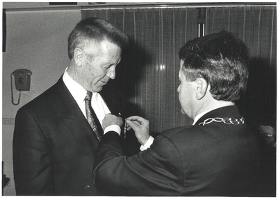 12848 De heer Ax ontvangt koninklijke onderscheiding, 199-?
