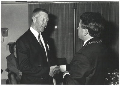 12849 De heer Ax ontvangt koninklijke onderscheiding, 199-?