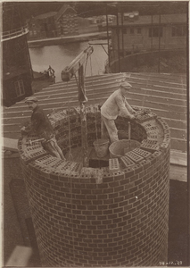 45288 Bouw nieuwe gasfabriek aan het Gerritsland te Hoorn : exterieur gasfabriek gemeente Hoorn, 24 september 1920, 1920