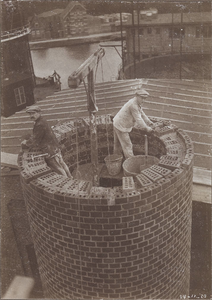 45294 Bouw nieuwe gasfabriek aan het Gerritsland te Hoorn : exterieur gasfabriek gemeente Hoorn, 24 september 1920, 1920