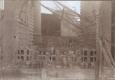 45295 Bouw nieuwe gasfabriek aan het Gerritsland te Hoorn : exterieur gasfabriek gemeente Hoorn, 25 september 1920, 1920