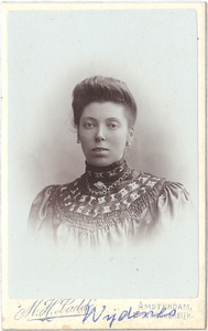 foto-17654 Portret van Geertje Trijntje Oostwoud Wijdenes, echtgenote van Elias Koster, 1900