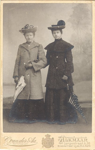 foto-10039 Portret van Grietje Koster en Mijntje Schuitemaker, omstreeks 1900, ca. 1900