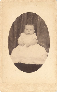 foto-10333(34) Portret van Meinoutje Smit, 5 maanden oud, 1890, 189-?