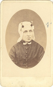 10790 Portret van een vrouw, 187-