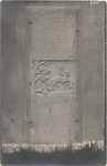 foto-11410 Grafsteen van Bouwen Pilgromsz, aangebracht in de zuid-muur van het middeleeuwse kerkje te Benningbroek, ca. 1920