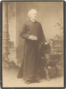 foto-11639 Portret van Henricus Petrus Dievenbach, oud-katholiek pastoor te Enkhuizen, 189-?
