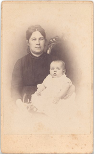 foto-20369 Portret van Maria Hasina van Wagtendon met, mogelijk, dochter Gesina M. Moll, 189-?