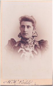 foto-21893 Portret van een jonge vrouw, 1900